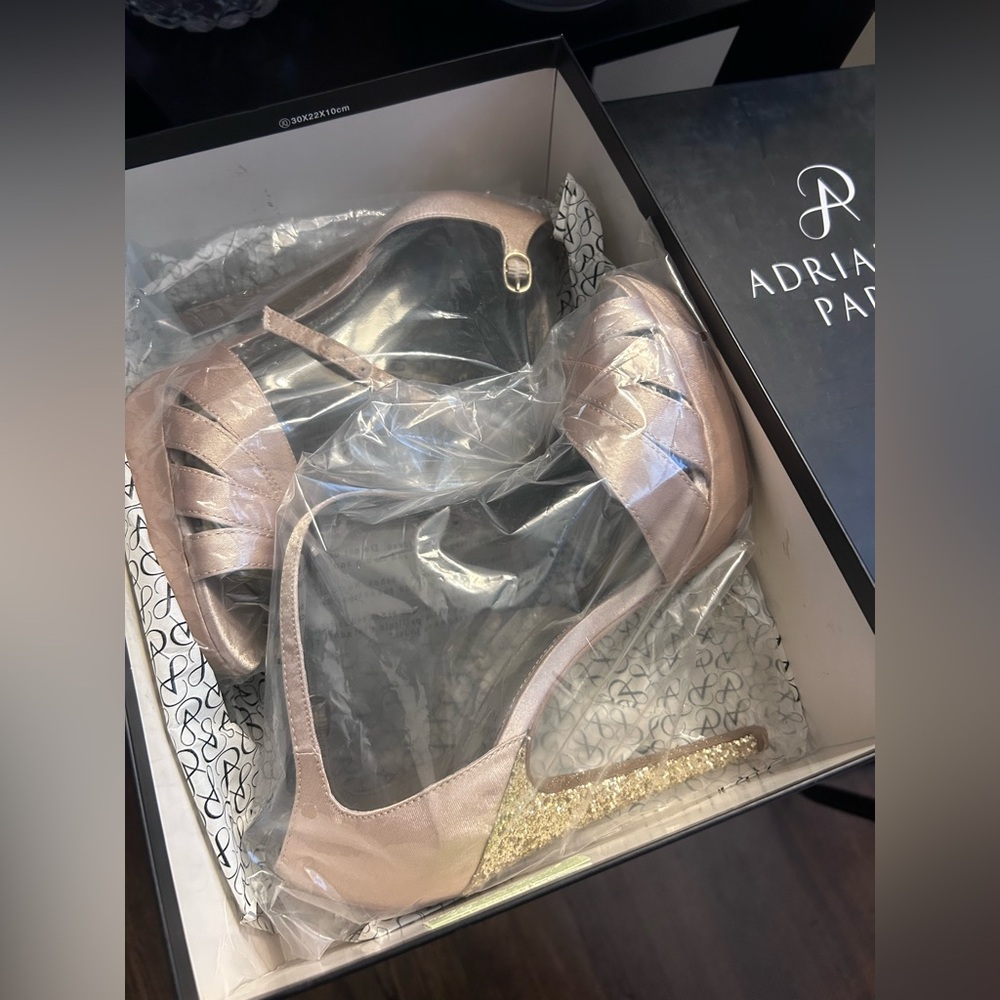 Adrianna Papell Women's Cream & Gold Stiletto Heels 9